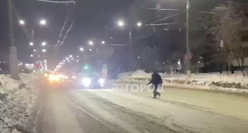 Фото к статье: По Новоюжному за машинами бегал мужчина с ножом
