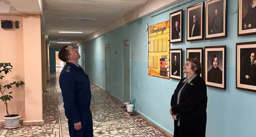 Фото к статье: В протекающую чебоксарскую школу пришли с проверкой: "Ведерки стоят в коридоре"