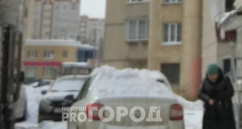 В Чебоксарах на машину с людьми рухнула снежная глыба