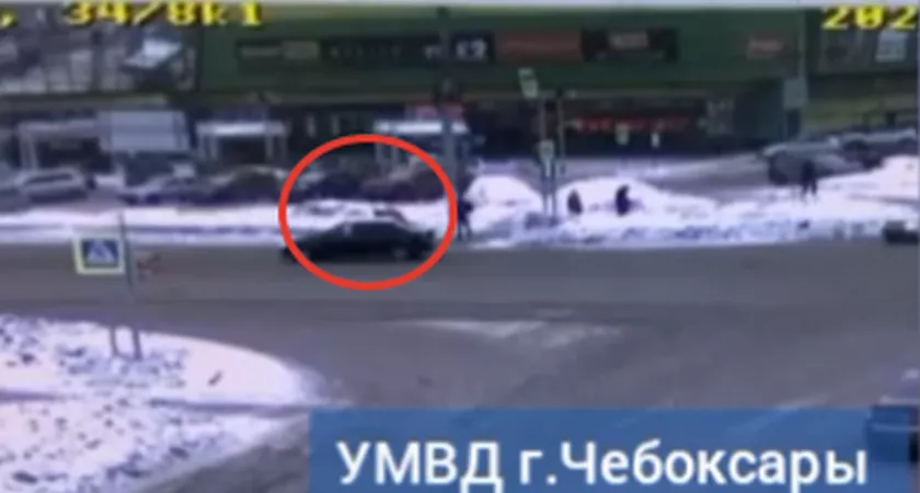 Фото к статье: Курьера на велосипеде сбили на переходе у "Мадагаскара": кто виновник, пока не ясно