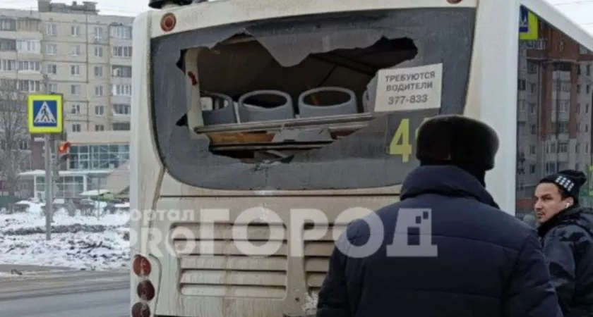 Фото к статье: В Чебоксарах столкнулись два пассажирских автобуса: "Человек 10 ехали стоя"