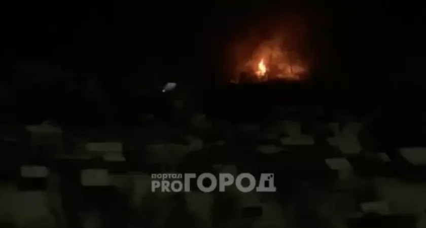 Фото к статье: Ночью в Чебоксарах загорелся дачный дом