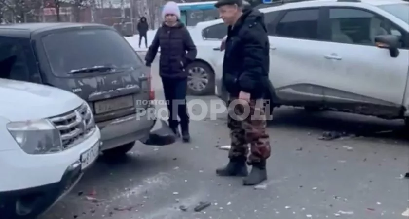 Фото к статье: В Чебоксарах рядом с пешеходным переходом столкнулись три легковушки