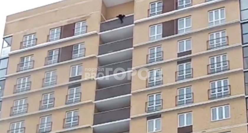 В Чебоксарах полицейские сняли мужчину с перил балкона многоэтажного дома