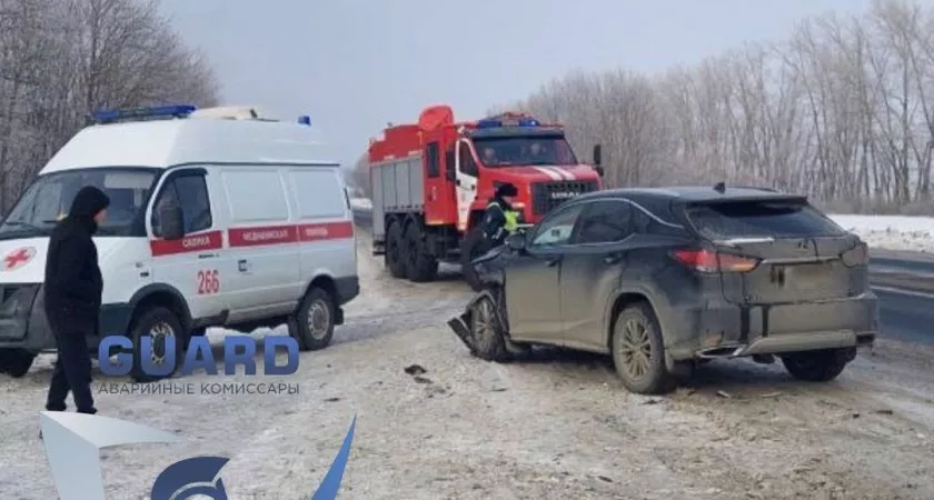 Фото к статье: В Чувашии на М7 столкнулись Lada и Lexus: легковушка вылетела в кювет