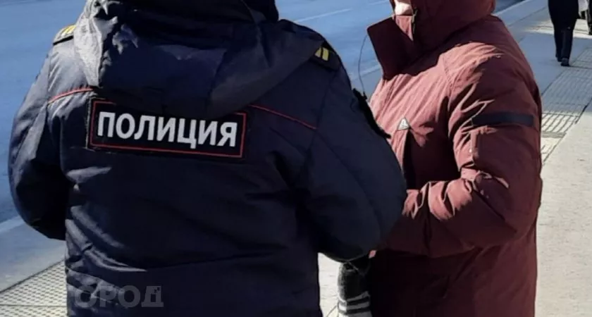 Фото к статье: В Чебоксарах один мужчина застрял головой в перилах, а другой угрожал поджечь дом