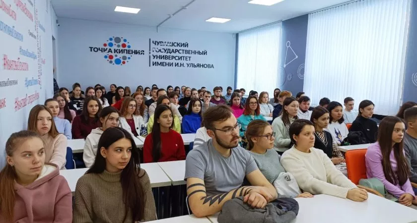 Фото к статье: Топ-менеджеры Сбербанка поздравили студентов Чувашии с Днем российской науки