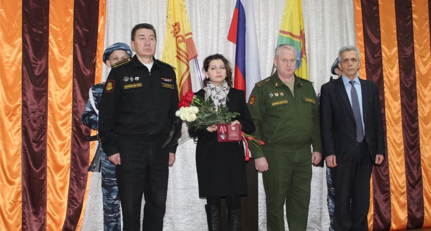 Фото к статье: В Шумерле матери погибшего на спецоперации 20-летнего медика вручили орден Мужества