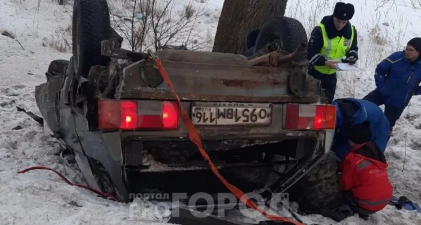 Фото к статье: В Шоршелах "четырнадцатая" врезалась в дерево с переворотом