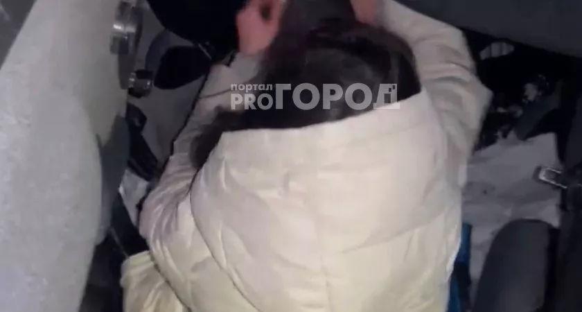 Фото к статье: В Моргаушском районе "Лада" с девушками и мужчинами перевернулась в кювет