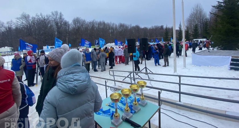 В Чебоксарах устроили массовые лыжные гонки