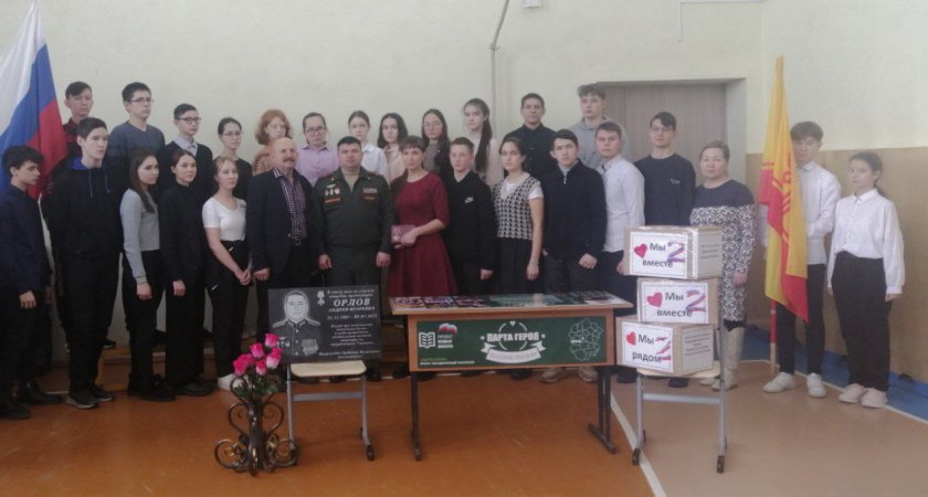 Участник СВО передал школе в Чувашии доску памяти в честь одноклассника, погибшего в бою