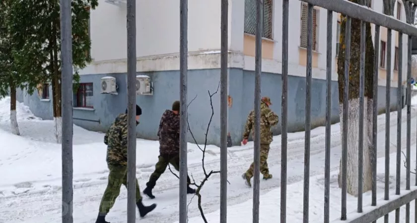 Фото к статье: Вокруг военкоматов Чувашии развесили десятки камер
