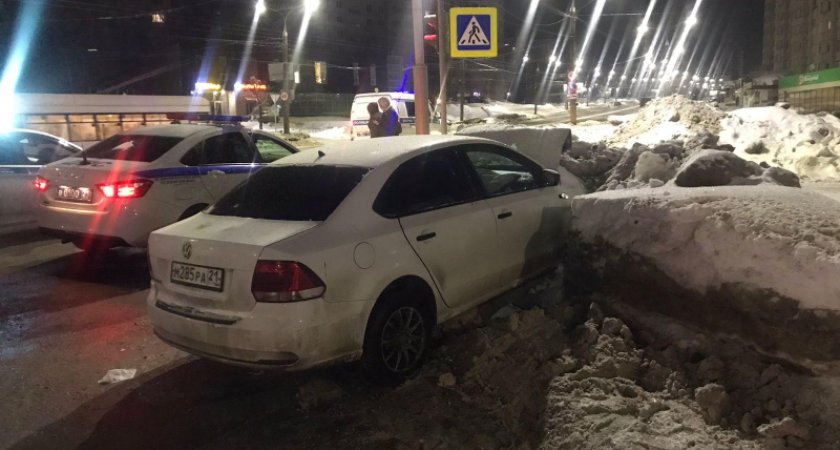 Пьяный водитель Volkswagen Polo катал девушку по городу и влетел в сугроб