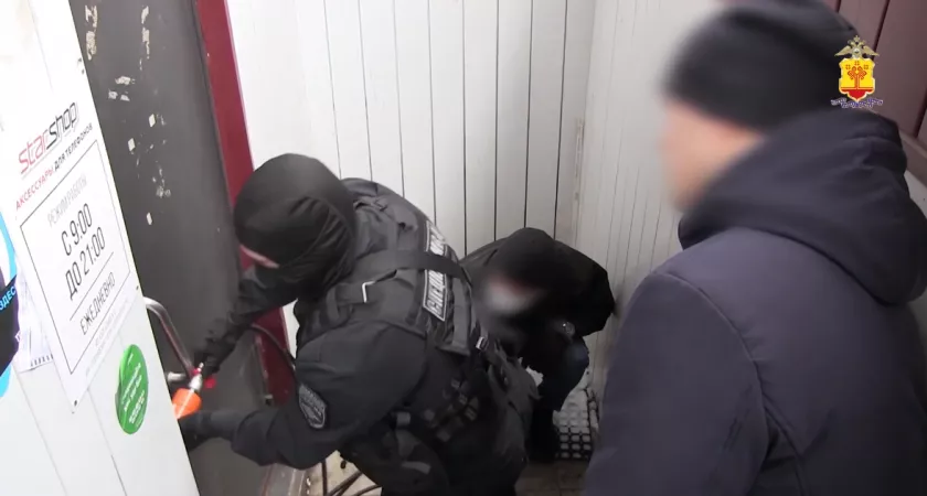 Фото к статье: Спецназ в Чебоксарах накрыл подпольный бизнес