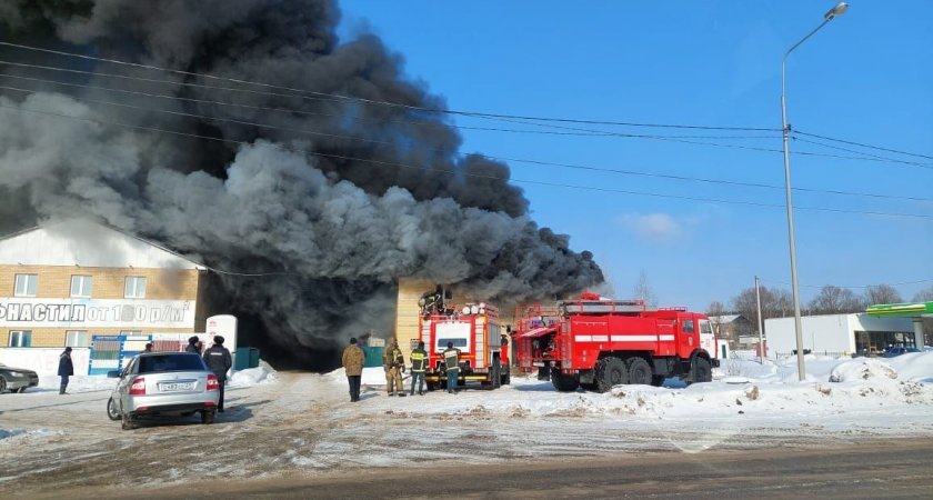 В Шумерле горит здание магазина: на месте спасатели