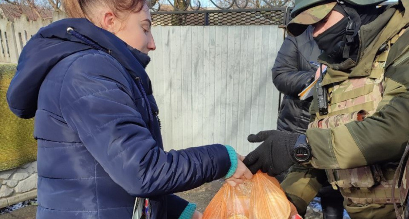 Военные из Чувашии раздают жителям Запорожской области продукты