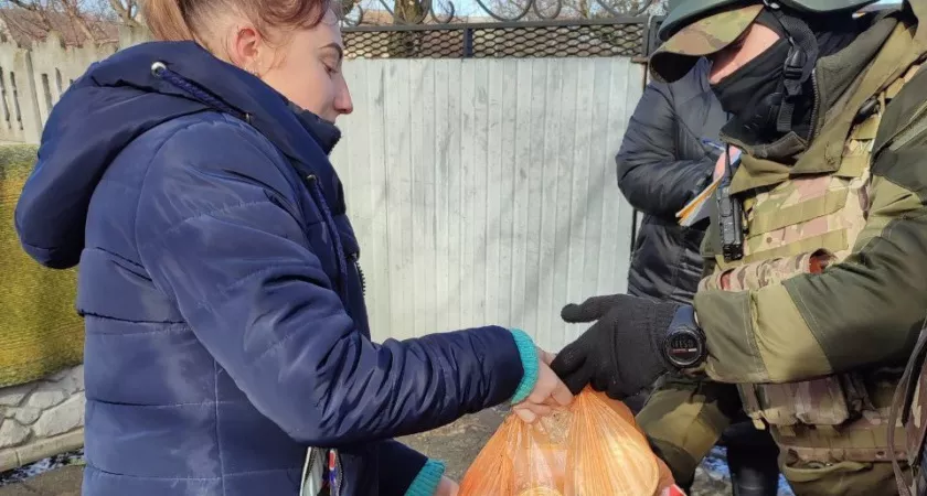 Фото к статье: Военные из Чувашии раздают жителям Запорожской области продукты