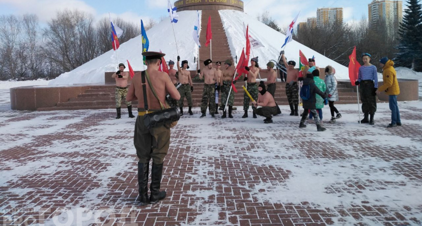 Мужчины с голым торсом устроили пробежку в Чебоксарах