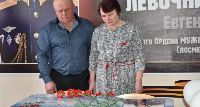 В память о погибшем на СВО кавалере ордена Мужества в Чувашии открыли "Парту Героя"