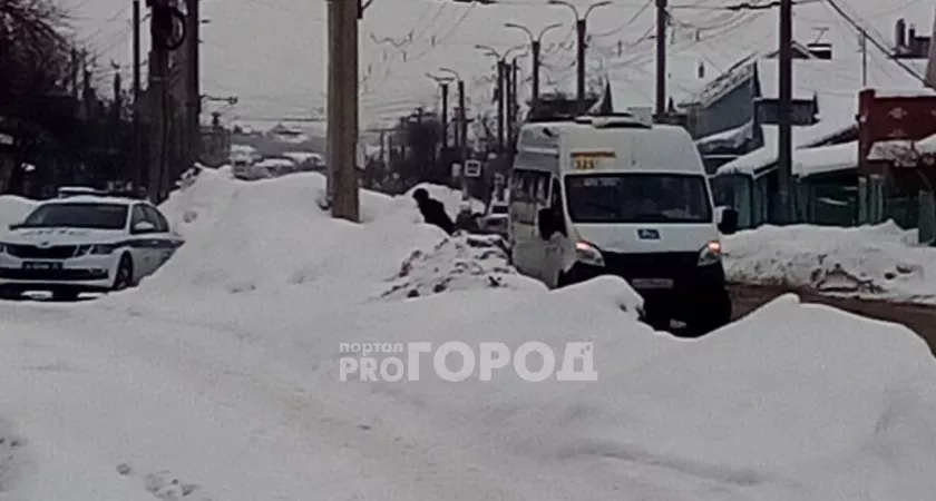 Фото к статье: В Альгешево женщина попала под колеса маршрутки