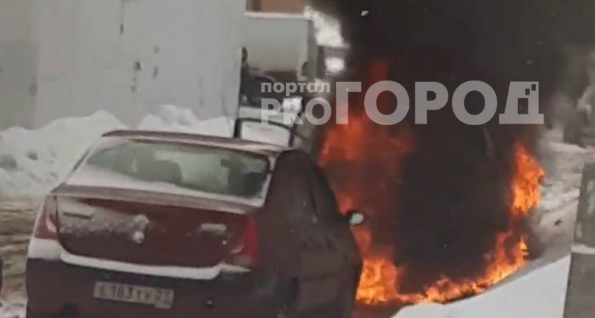 В Новоюжном районе полыхает машина