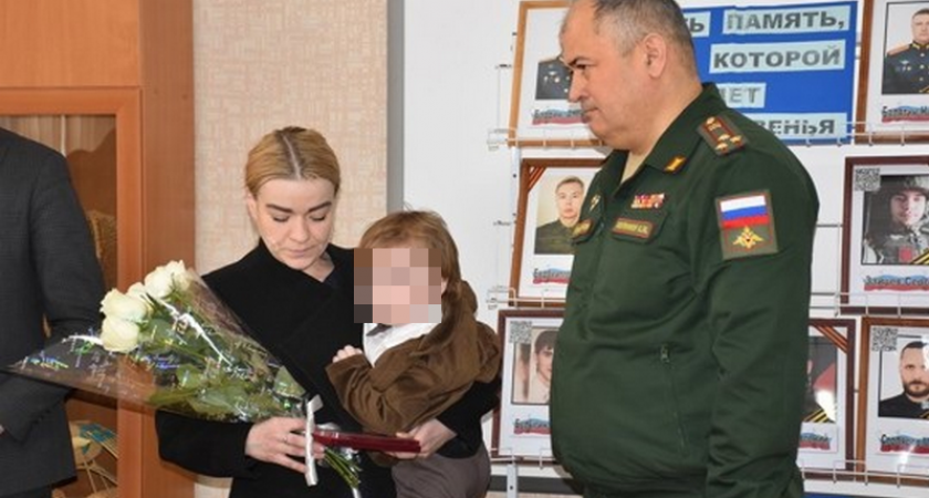 В Шумерле семье погибшего рядового-контрактника передали орден