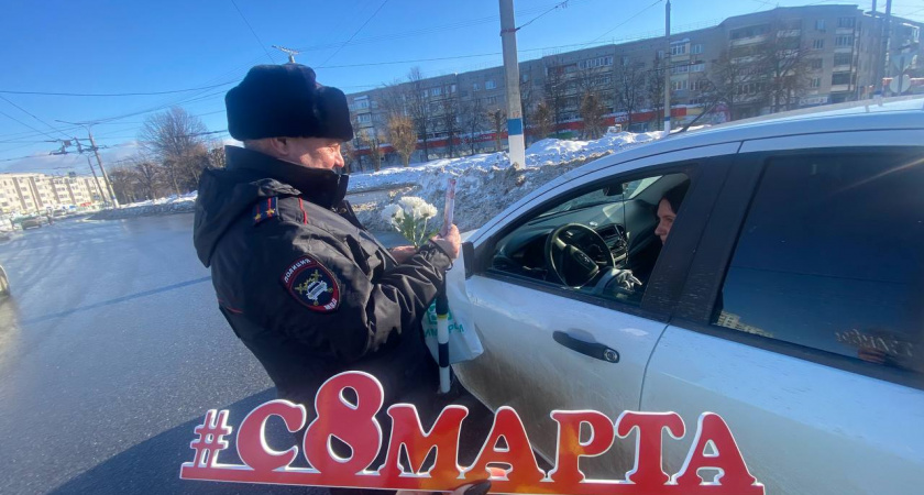 В Новочебоксарске женщин-водителей поздравили с 8 Марта  