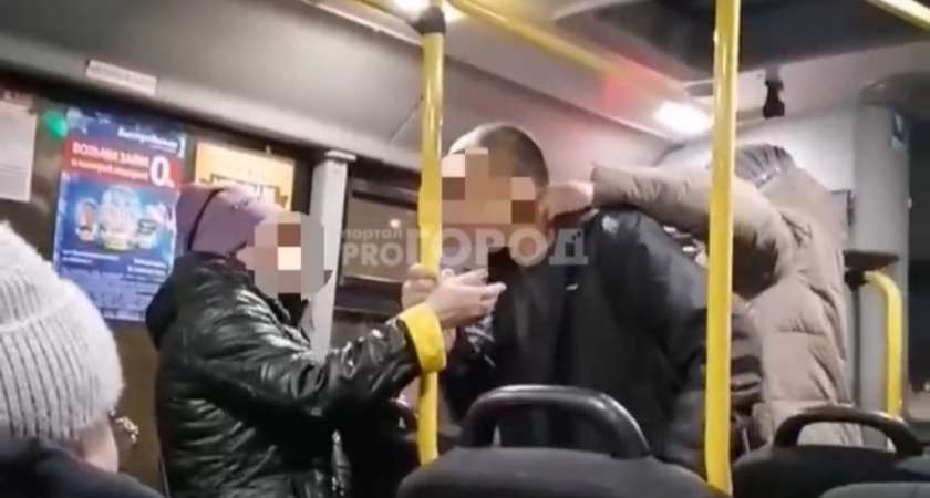 В Новочебоксарске мужчина устроил драку в автобусе 
