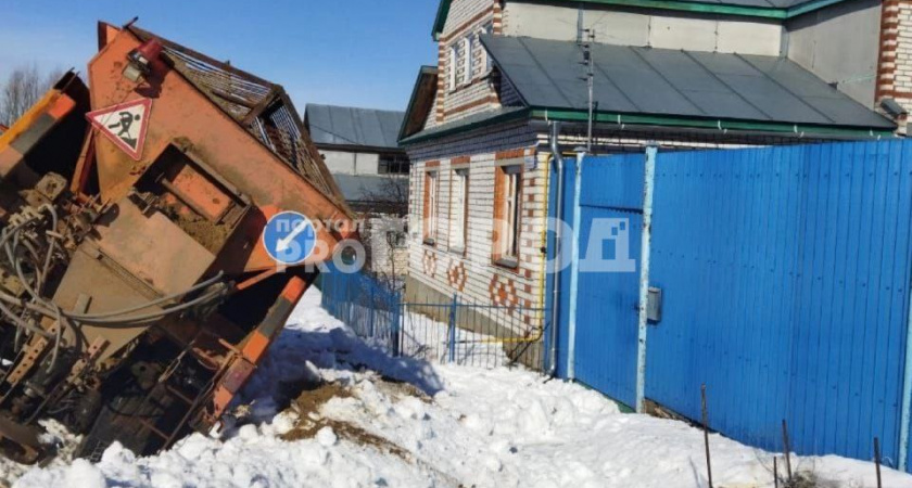 Снегоуборочный КамАЗ застрял в марпосадской деревне и грозит упасть на дом
