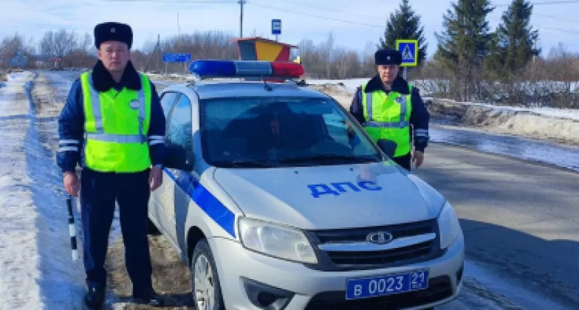 Фото к статье: В Чувашии полицейские спасли автомобилиста, который потерял сознание на дороге