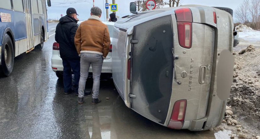 В Чебоксарах около аэропорта иномарка перевернулась на бок