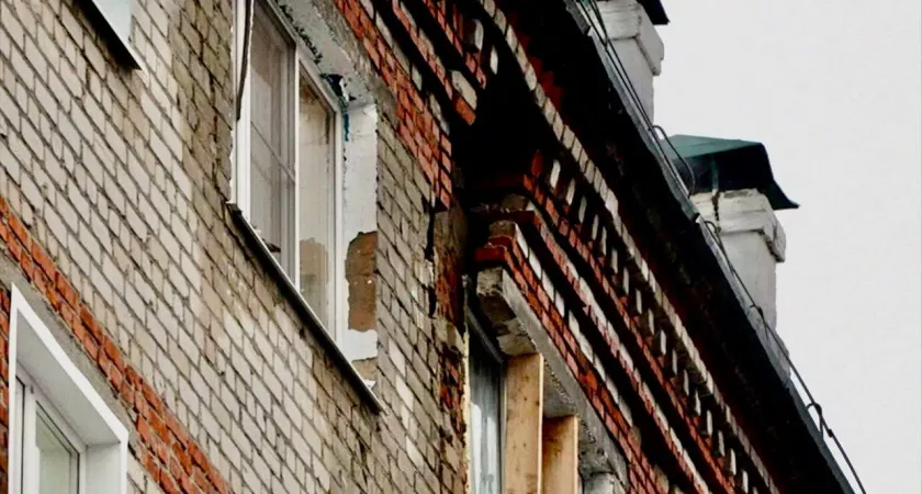 Фото к статье: Рушащийся от снега дом в Чебоксарах проверят на аварийное состояние