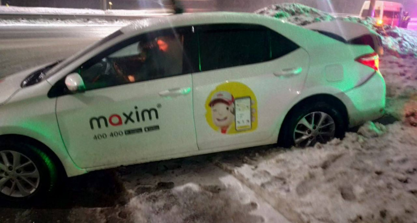 В Чебоксарах машина такси учинила ДТП с маршруткой: есть пострадавшие