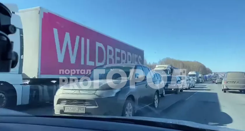 Фото к статье: Перед границей Чувашии на М7 образовалась 25-километровая пробка