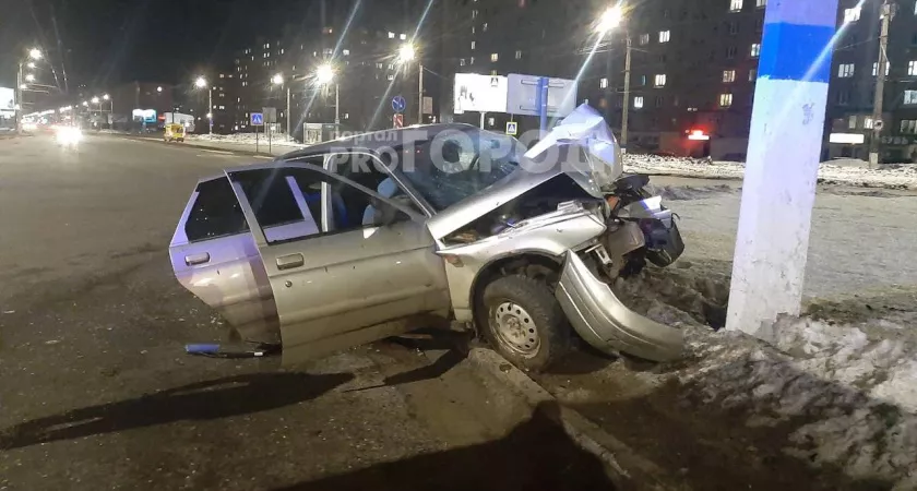 Фото к статье: В Новочебоксарске водитель врезался в столб и сбежал с места ДТП