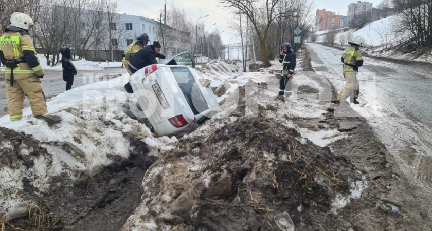 В Новочебоксарске учебный автомобиль с курсанткой отправился в кювет