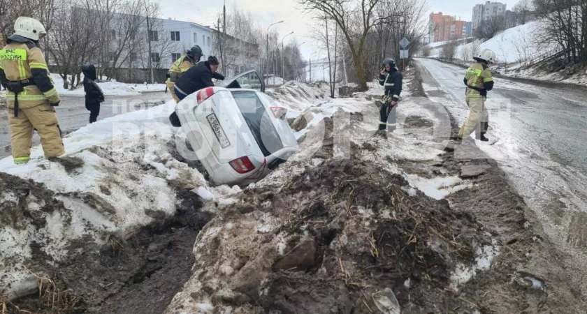 Фото к статье: В Новочебоксарске учебный автомобиль с курсанткой отправился в кювет
