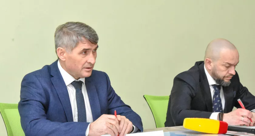 Фото к статье: Николаев подарил Матвиенко вышитую в Чувашии карту России