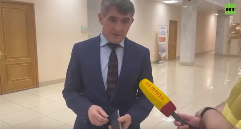 Фото к статье: Николаев отказался от IPhone и перешел на отечественный гаджет