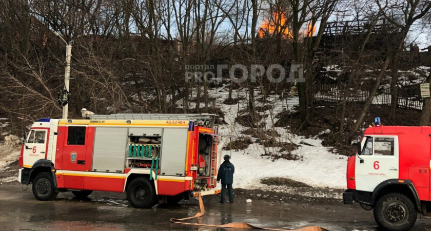 В Чебоксарах напротив Речпорта горят два дома 