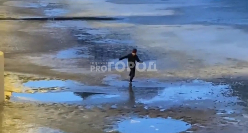 На Заливе дети устраивают пробежки по тонкому льду