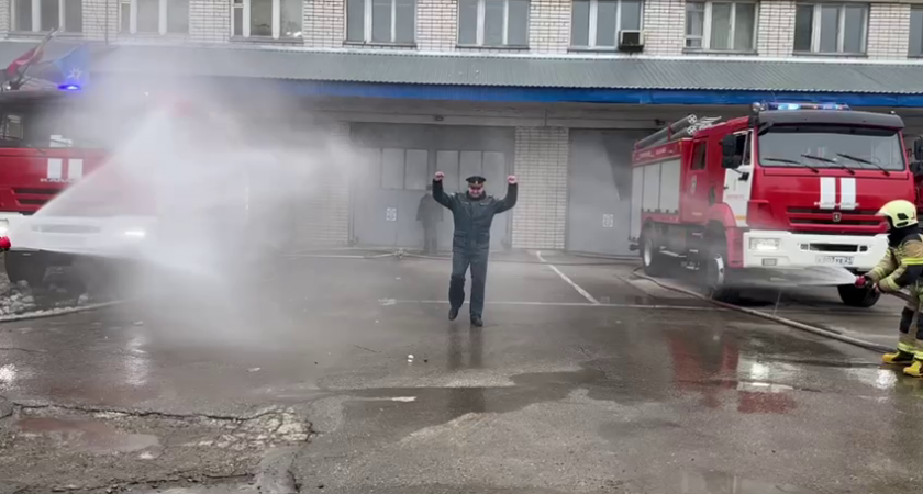 В Новочебоксарске пожарного окатили водой по традиции МЧС