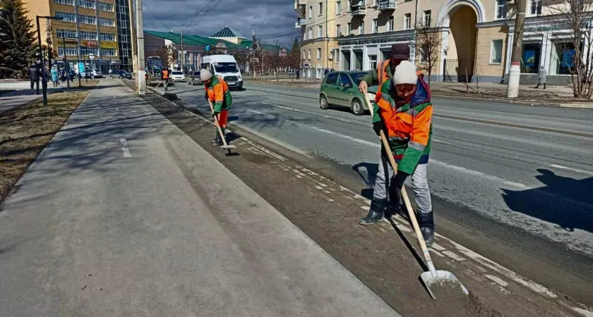 Фото к статье: Аномальная погода заставила чебоксарских дорожников резко сменить вид работ