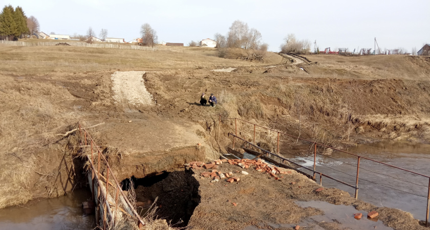 В Аликовском районе паводок смыл единственный мост между селом и деревней