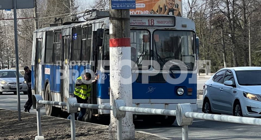 В Чебоксарах пассажирам пришлось толкать троллейбус
