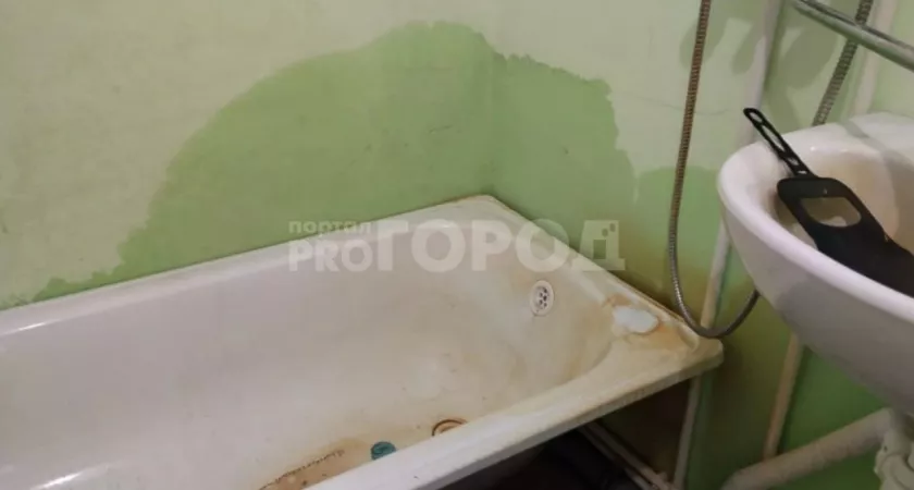 Фото к статье: В Чувашии сироте выдали квартиру, в которой протекают стены: "Куда только не обращался!"