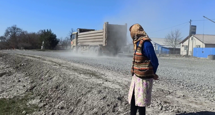 Сельчан в Порецком районе завалило пылью от грузовиков с М12: "Задыхаемся!"