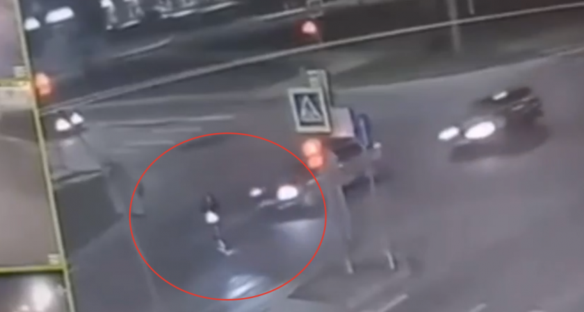 Появилось видео, как в Чебоксарах сбили электросамокатчицу посреди дороги