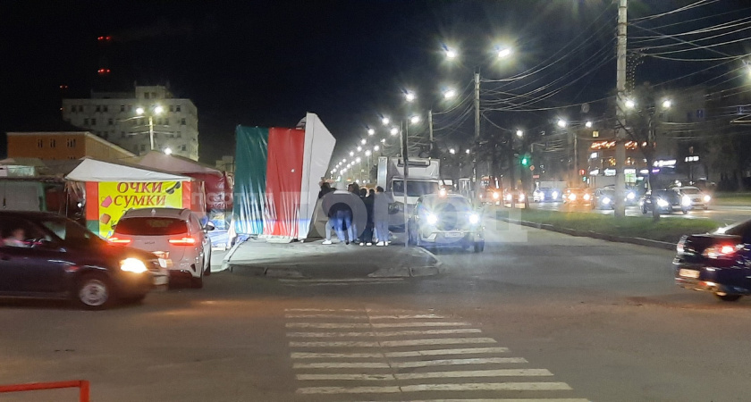 В Чебоксарах палатку "Белорусской ярмарки" ветром швырнуло на автомобиль